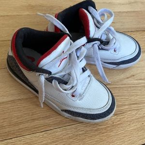 Boys Air Jordan 3 size 11 EUC